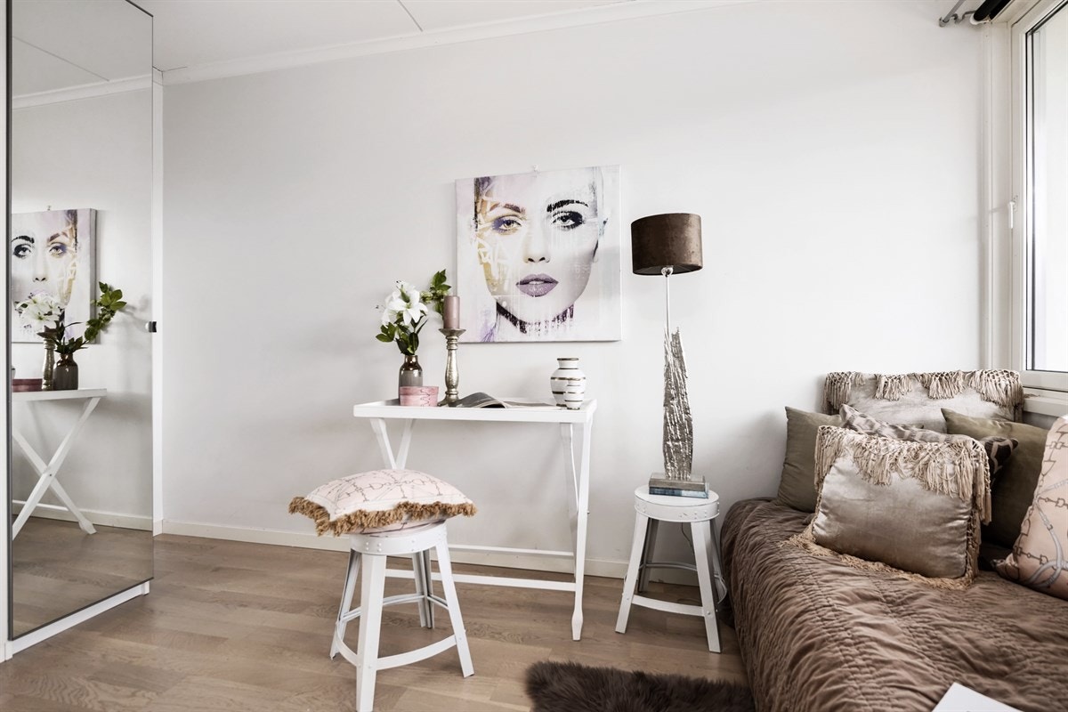 Soverommet er lyst og hyggelig, og byr på godt med lagringsplass i garderobeskap med speilfronter. Galleribilde