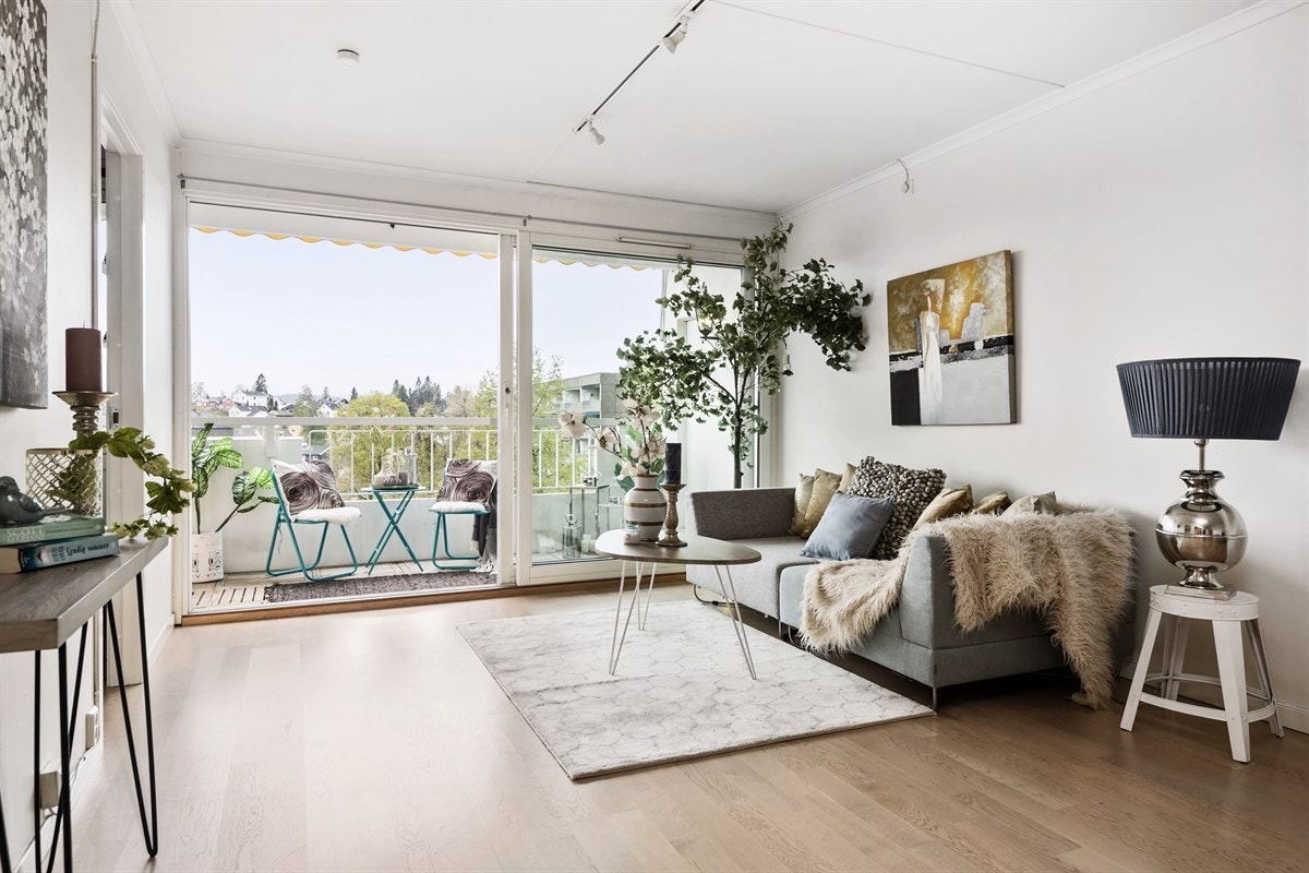 De store vindusflatene sørger for rikelig med lysinnslipp og skaper en fin atmosfære i rommet. Galleribilde