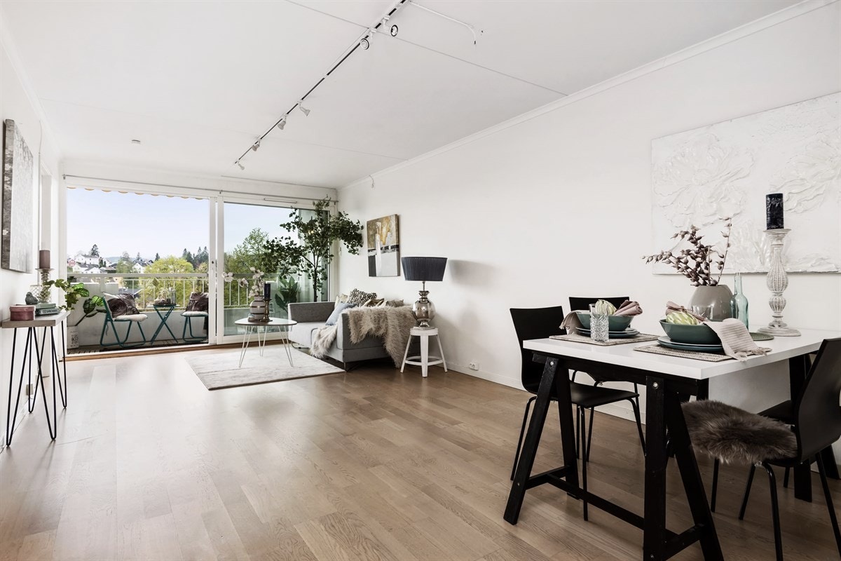 Stuen har god plass til både sittegruppe og spisestuebord! Galleribilde