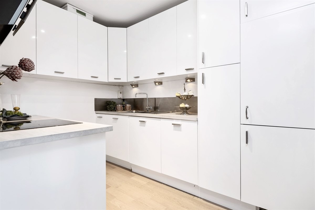 Kjøkkenet er meget pent og velholdt, med lyse flater og integrerte hvitevarer. Galleribilde