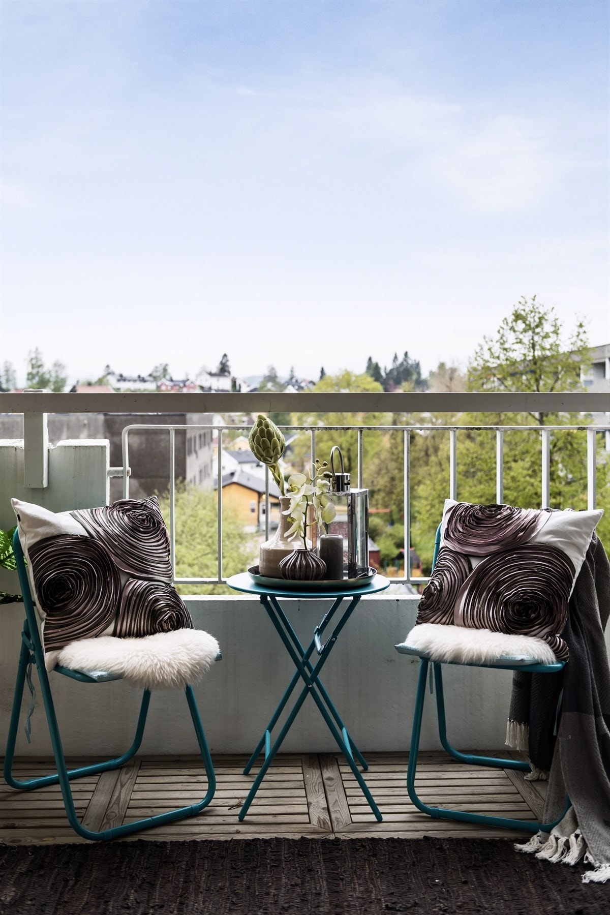 Fra stuen er det utgang til leilighetens store balkong på 10 m2. Galleribilde