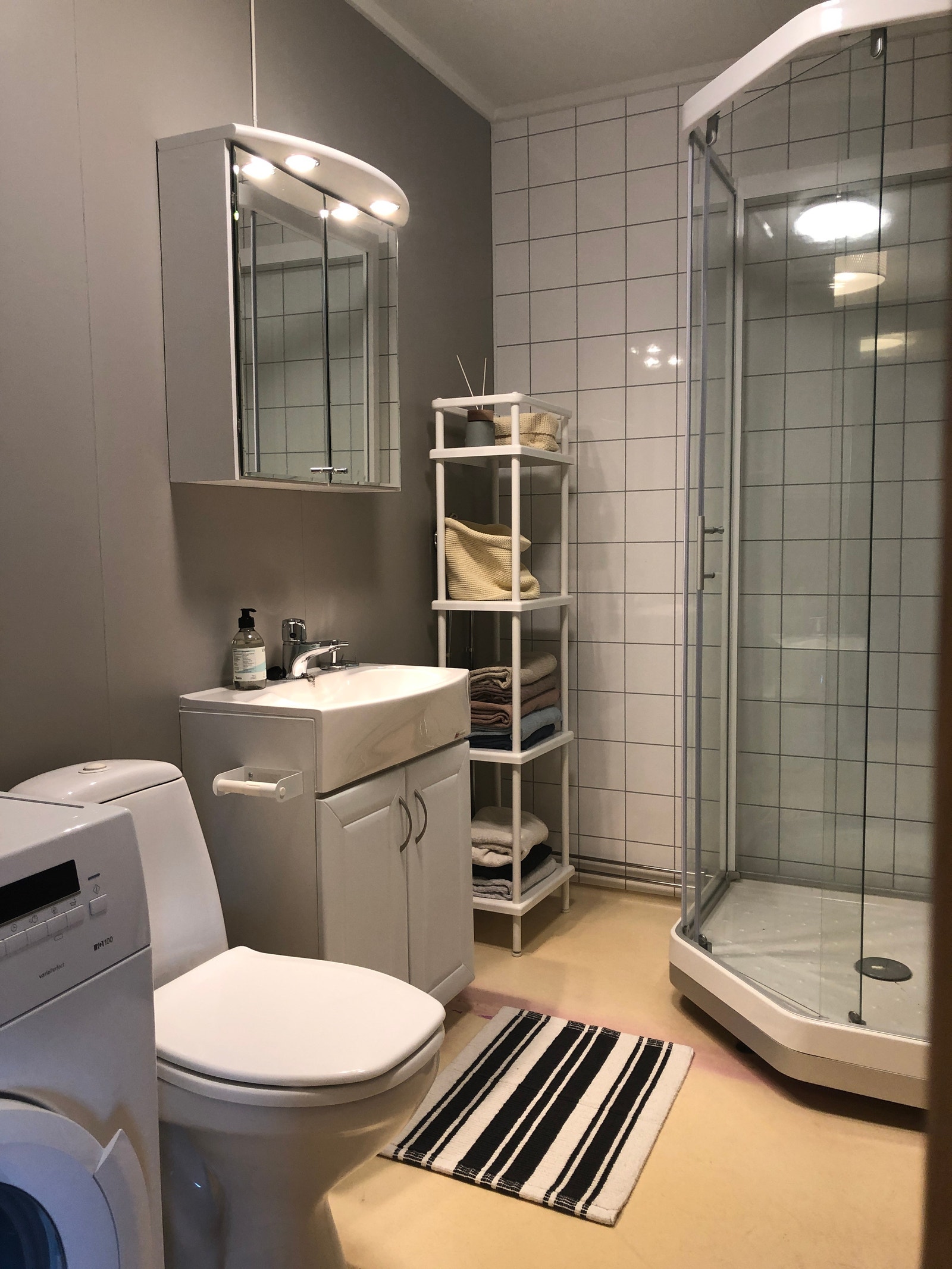 Bad med vaskemaskin Galleribilde