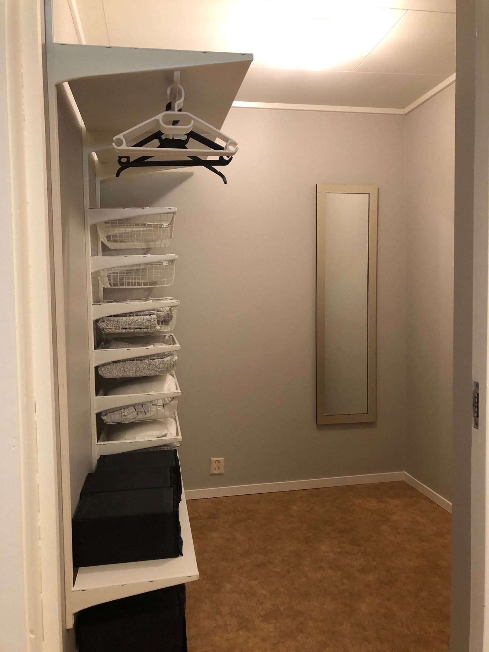 Garderobe med god plass, innenfor sovealkove Galleribilde