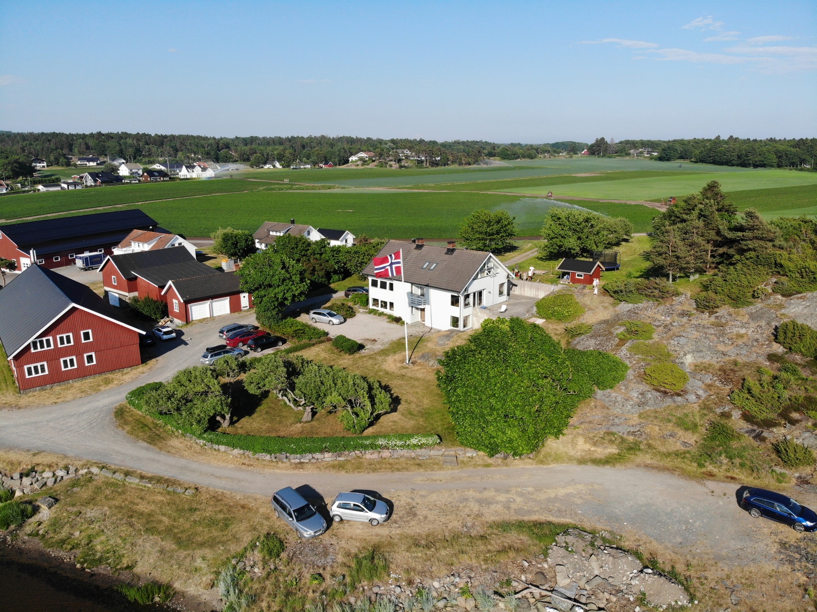 Leiligheten har egen inngang som vender ned mot sjøen Galleribilde