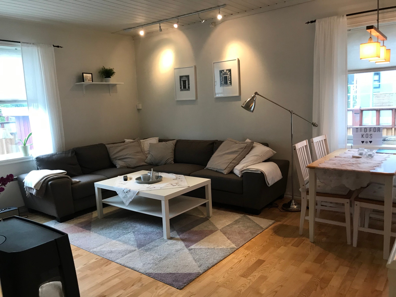 Stue (hjørne sofa, peis, spisebord, osv) Galleribilde