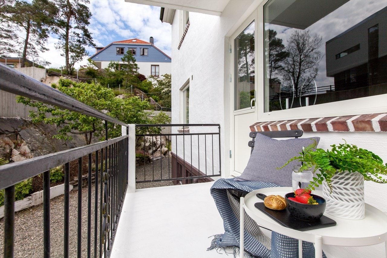 Her sitter du fint til på sommersdager, og det er stikkontakt på terrassen også. Praktisk! Galleribilde