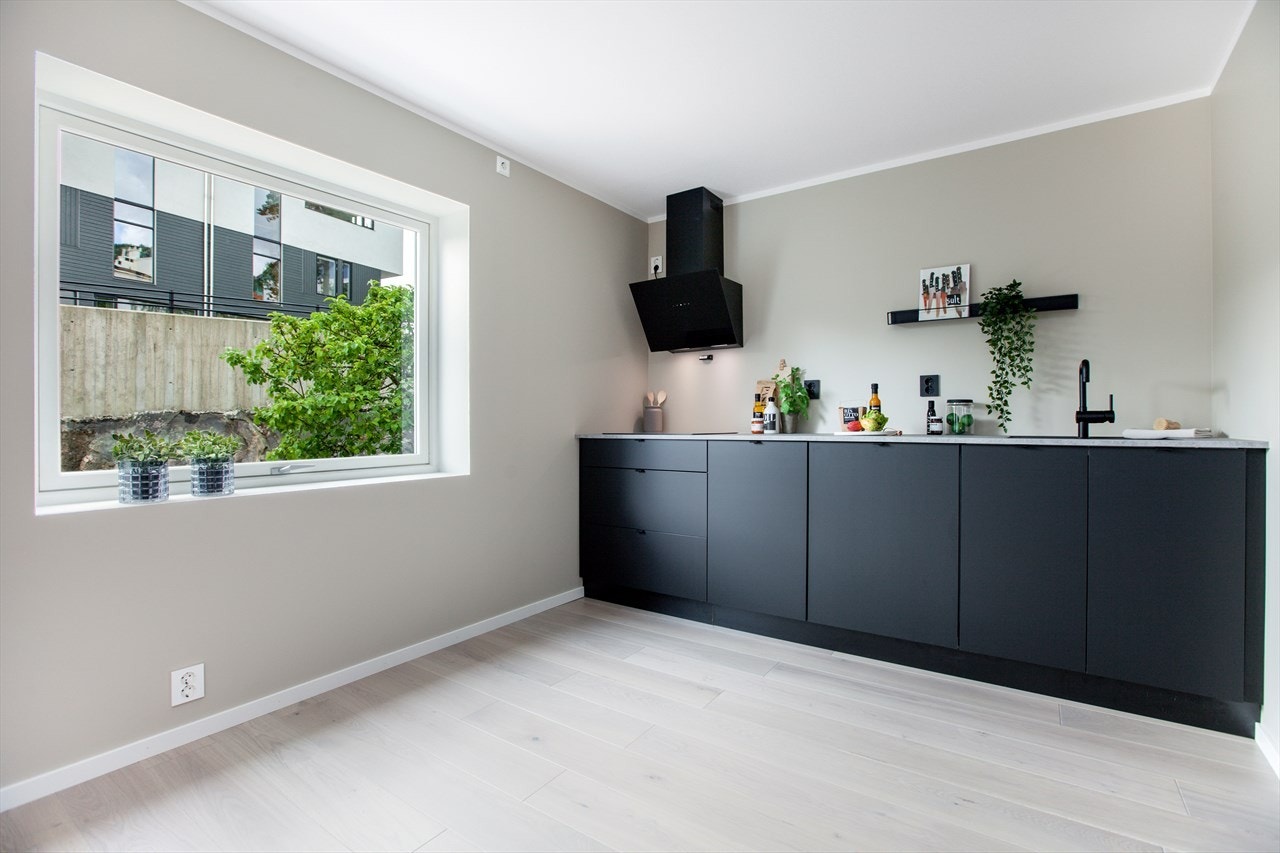 Ved kjøkkenet har man god plass til stort spisebord. Galleribilde