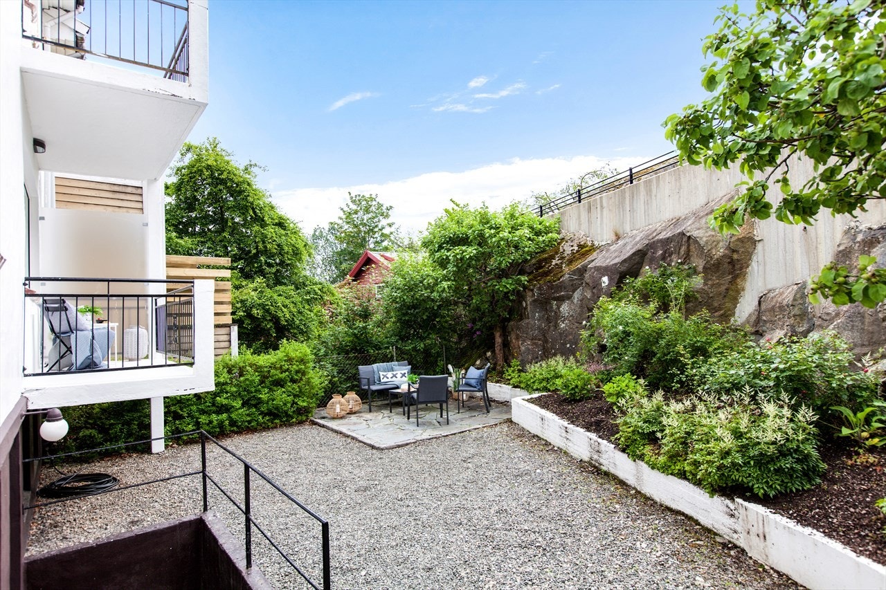 Felles bakgård som er meget pent opparbeidet og man har flere sitteplasser. Galleribilde