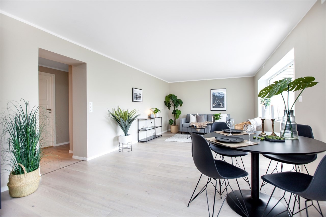 Her er det god plass til stor sofagruppe og spisebord. Galleribilde