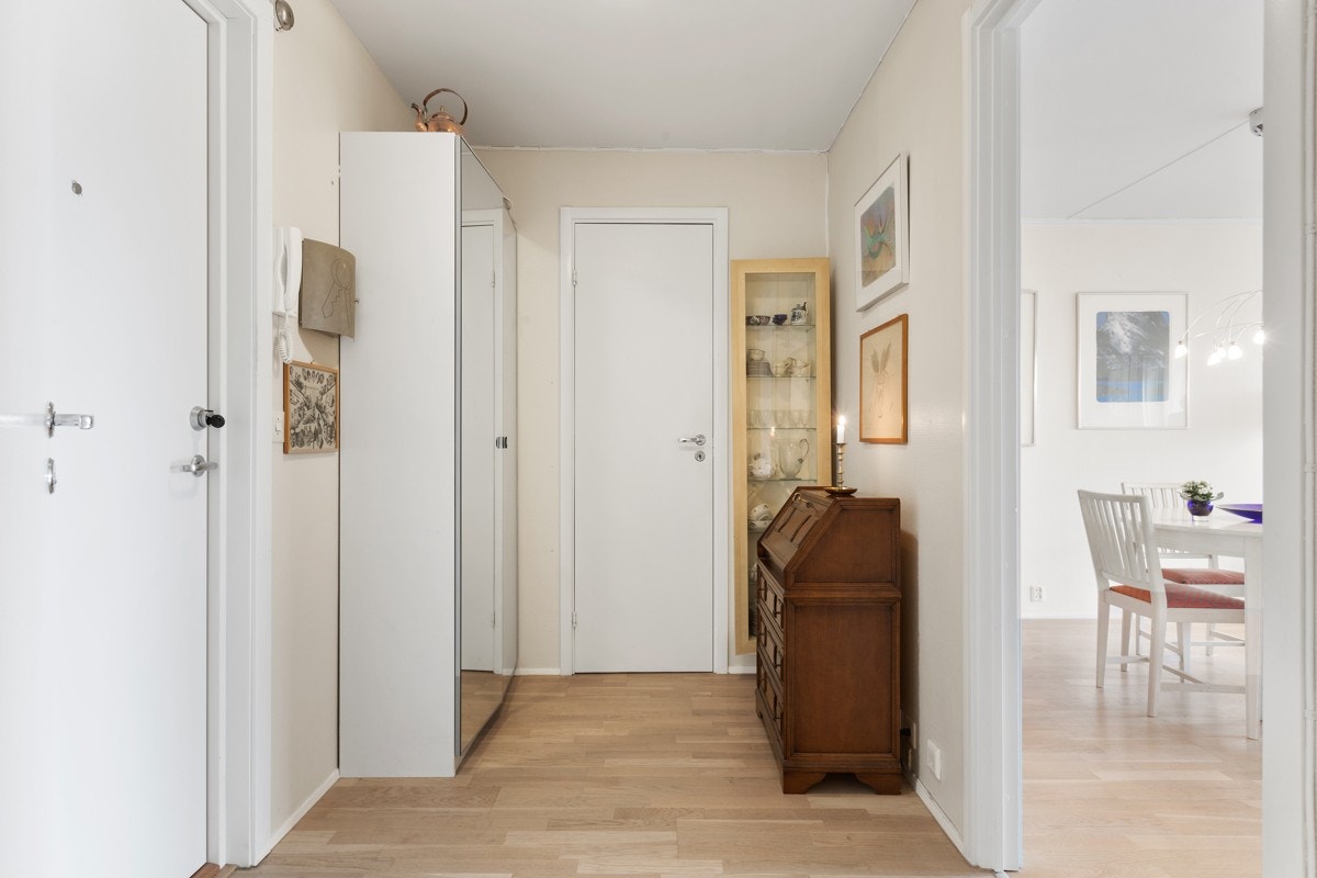 Entré, inn mot innvendig bod. Galleribilde