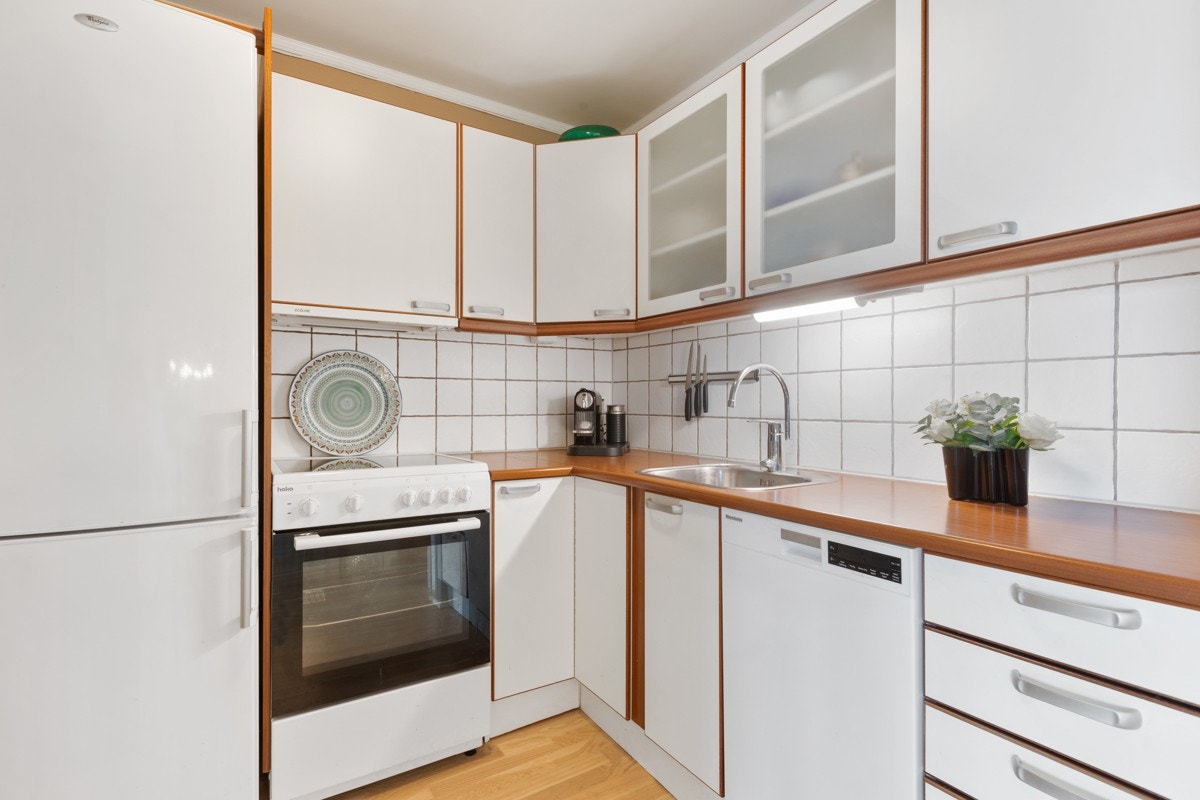 God skap - og benkeplass på kjøkken. Galleribilde