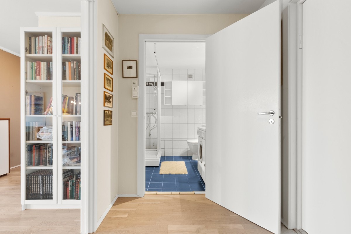 Fra entré inn mot bad. Galleribilde