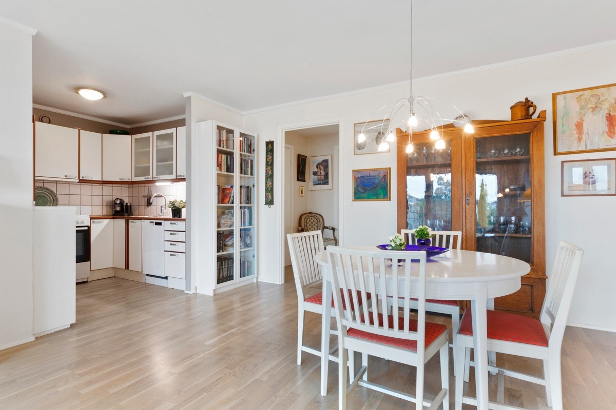 Delvis åpen stue/kjøkken-løsning. Galleribilde