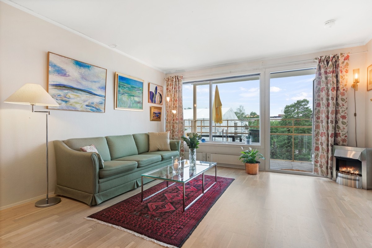 Store vindusflater i stuen gir en fin forlengelse ut mot balkongen. Galleribilde