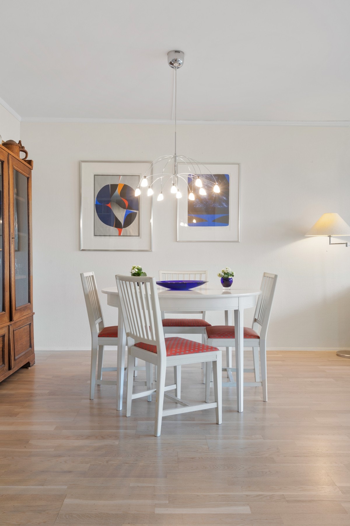 God plass til spisebord med tilhørende møblement. Galleribilde