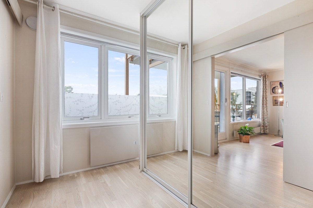 Garderobeskap med speildører. Galleribilde