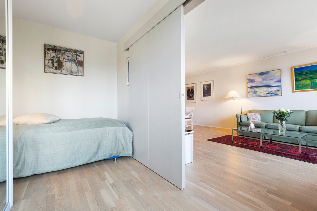 Praktisk skyvedørsløsning mellom soverom og stue. Galleribilde