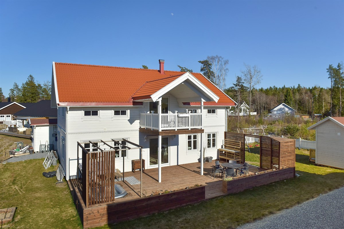 Tiltalende og romslig enebolig med solrike utearealer