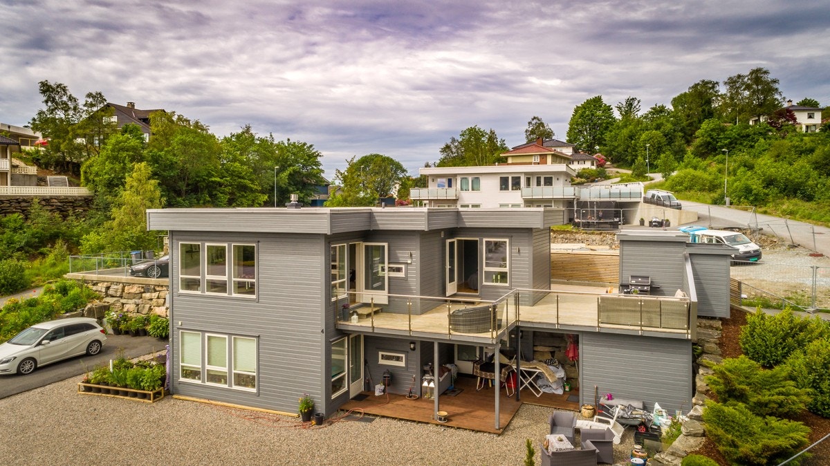 Huset ligger i et svært barnevennlig nabolag med gangavstand til barnehage og barneskole. Galleribilde
