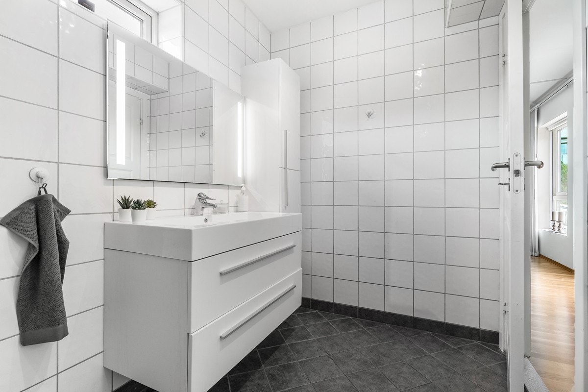 Tilkomst til privat bad fra hovedsoverom. Galleribilde