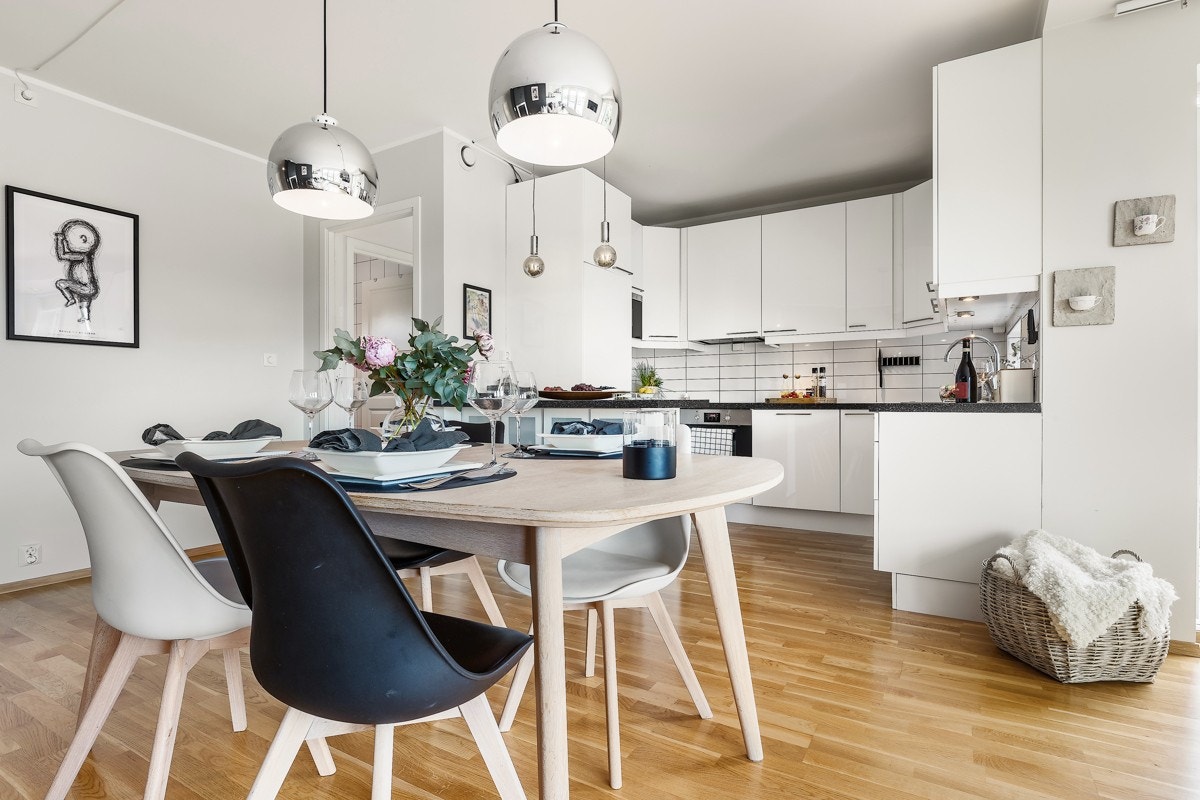 Den åpne løsningen til kjøkkenet bidrar til et svært sosialt rom. Galleribilde