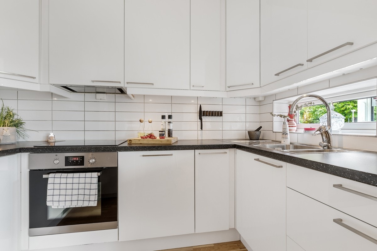 Praktisk med vindu som gir naturlig lys på kjøkkenet. Galleribilde