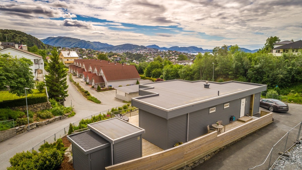 Rett nedenfor huset finner man bussholdeplass med hyppige avganger. Galleribilde