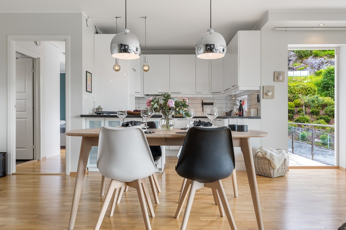 Lekker og innbydene stue med åpen løsning til kjøkken og videre utgang til terrasse. Galleribilde