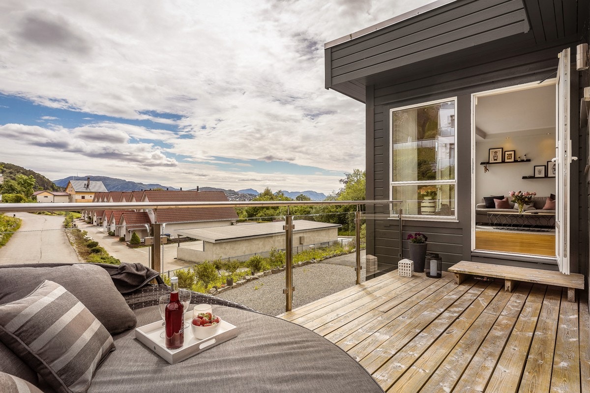 Terrasse på hele 75 kvm med flere sittegrupper for maks utnyttelse av plassen. Galleribilde