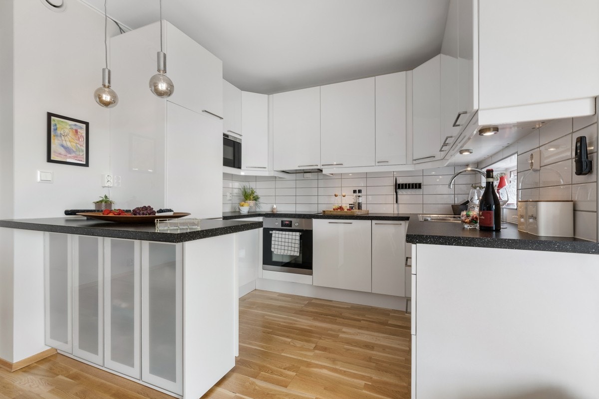 Flott kjøkken med hvite høyglansfronter. Galleribilde