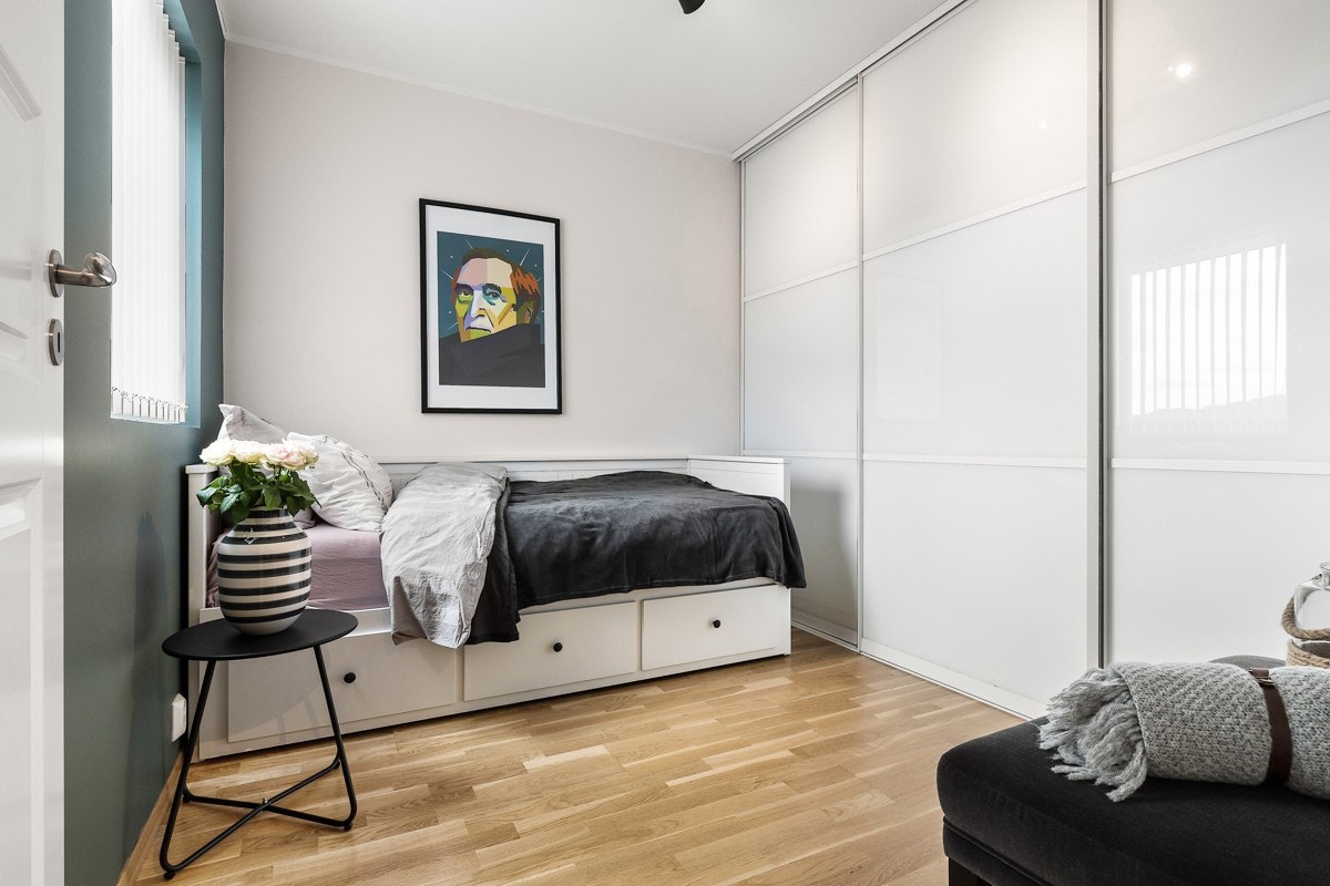 Soverom nummer to på ca. 9 kvm med garderobeskap langs hele veggen. Galleribilde