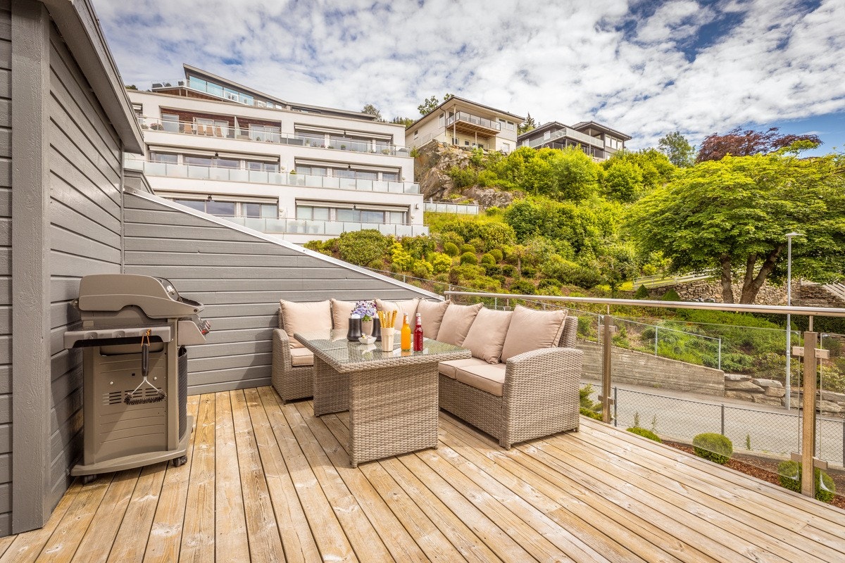 God plass til sofagruppe og grill. Galleribilde