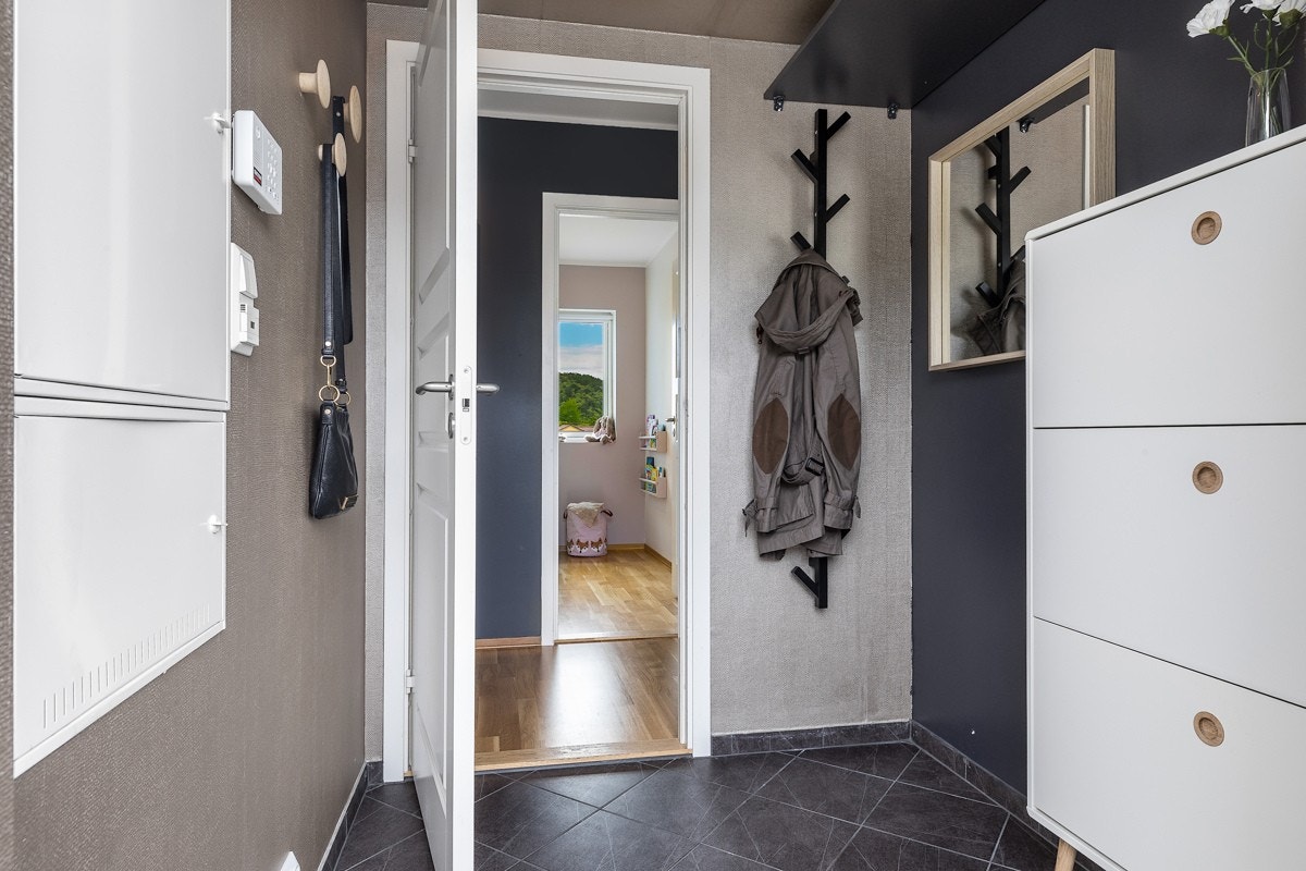 Entré med knagger og skoskap for oppheng av klær og sko. Galleribilde