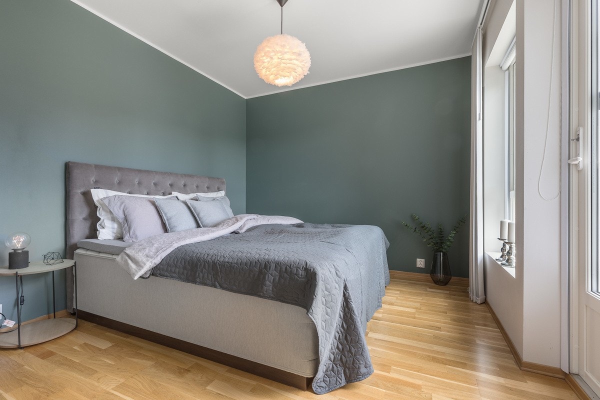 Soverommet er malt i en flott farge, her med utgang til terrasse. Galleribilde