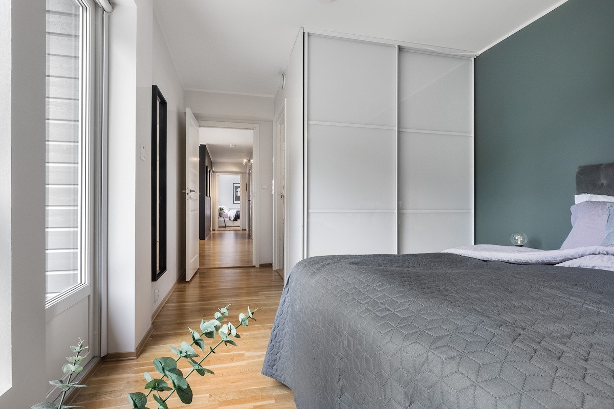 Stort hovedsoverom på 14 kvm med garderobeskap som medfølger handelen. Galleribilde