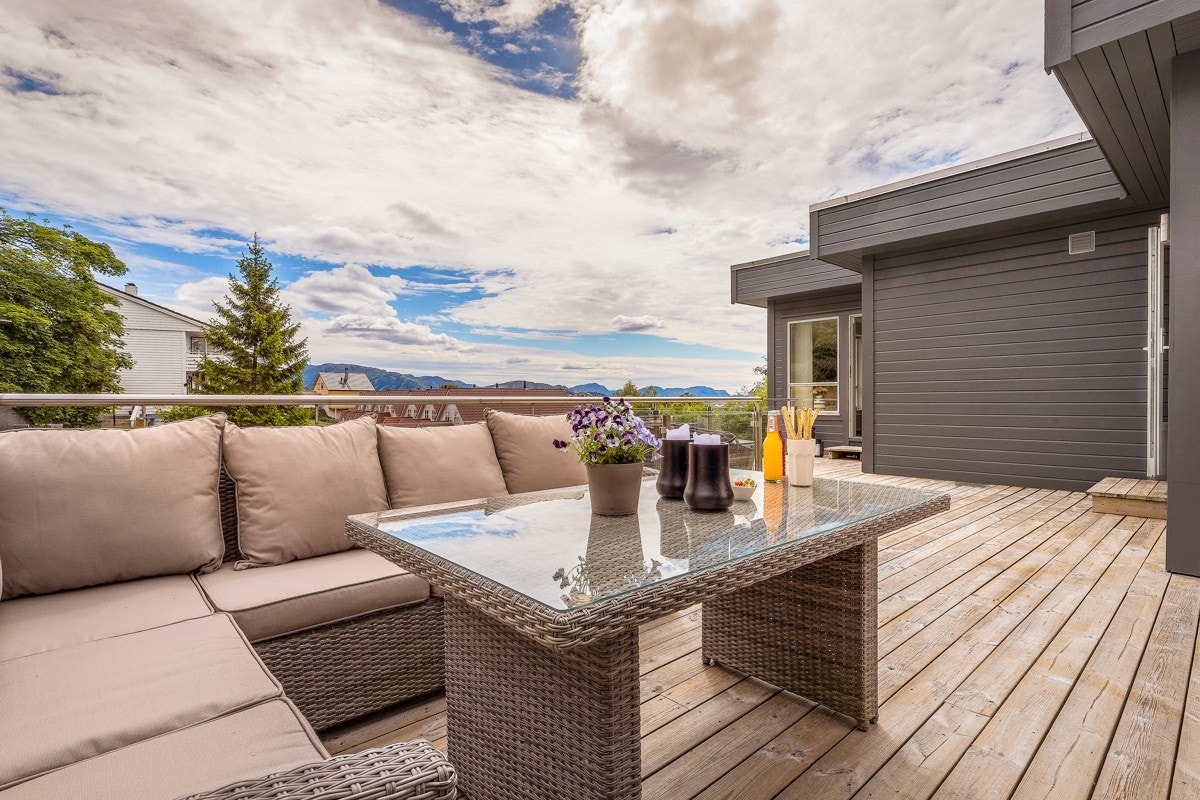 Det er laget en større sofagruppe på terrassen hvor man kan nyte grillmaten sammen. Galleribilde