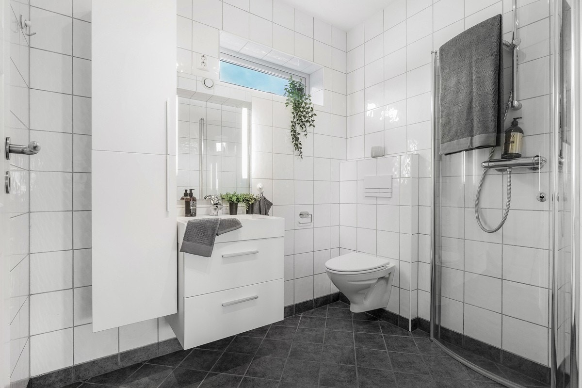 Bad nummer to i lekker utførelse med innsvingbare dusjdører. Galleribilde