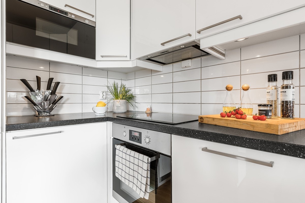 Integrert induksjonstopp (ny i 2019), stekeovn, mikrobølgeovn, oppvaskmaskin og kjøleskap med frysedel. Galleribilde