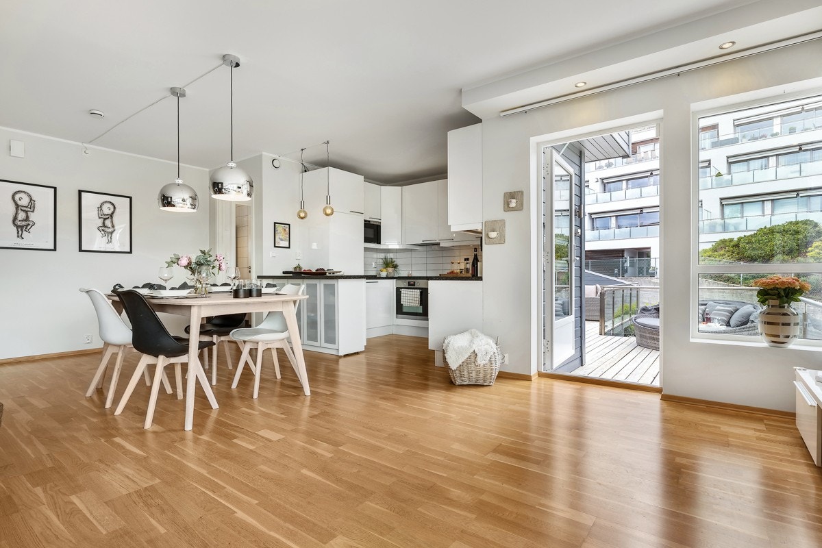 Fra stuen kommer man ut på den store terrassen. Galleribilde