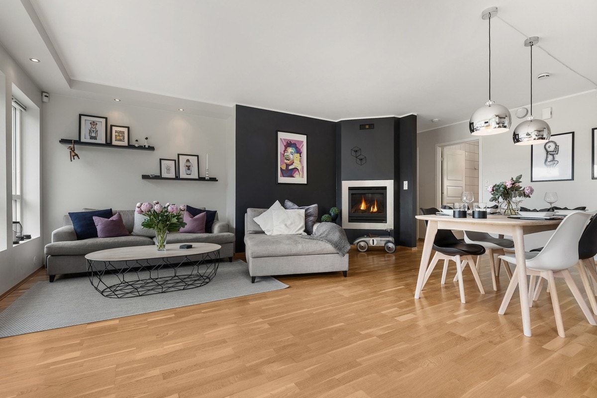 Det er parkett på gulv, lysmalte vegger og en flott kontrastvegg. Galleribilde