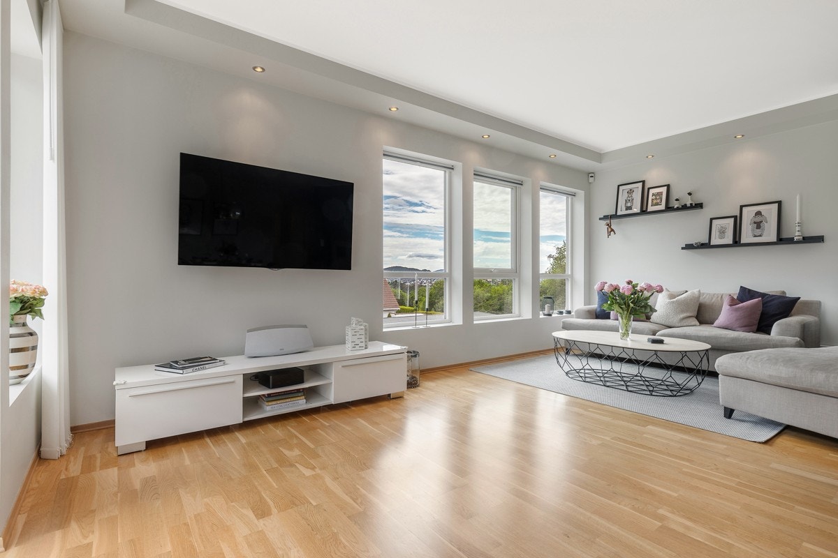 Stor sofahjørne med utsikt over nærområdet. Selger har kabel-tv og internett via GET. Galleribilde