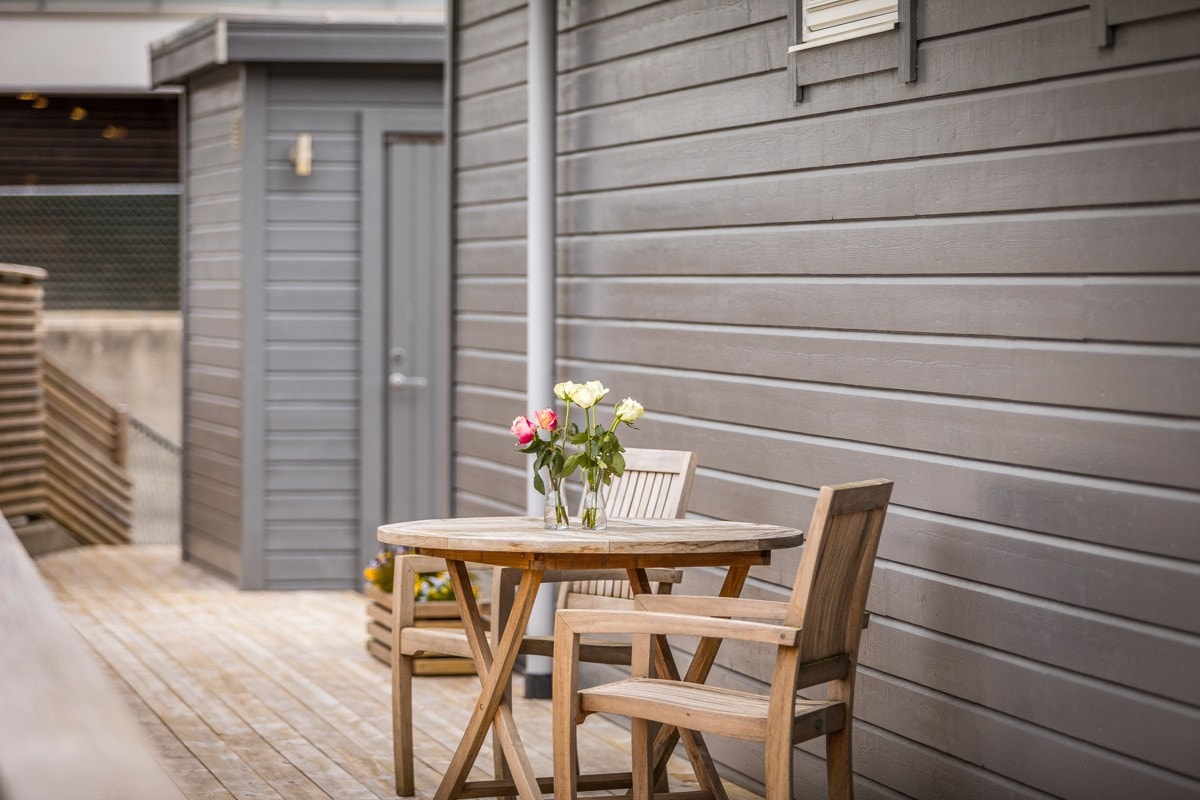 To utvendige sportsboder på ca. 5 kvm og 2,6 kvm. Galleribilde