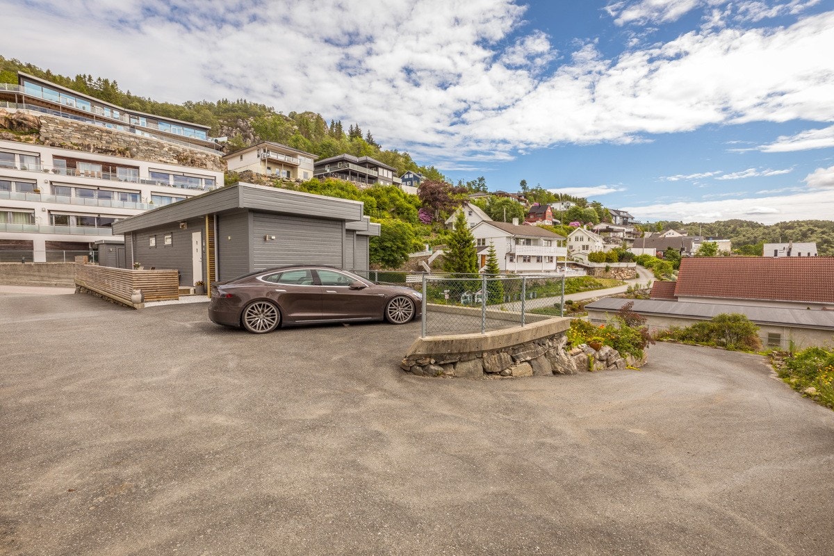 Enkel adkomst med asfaltert vei inn til huset og flere biloppstillingsplasser. Galleribilde