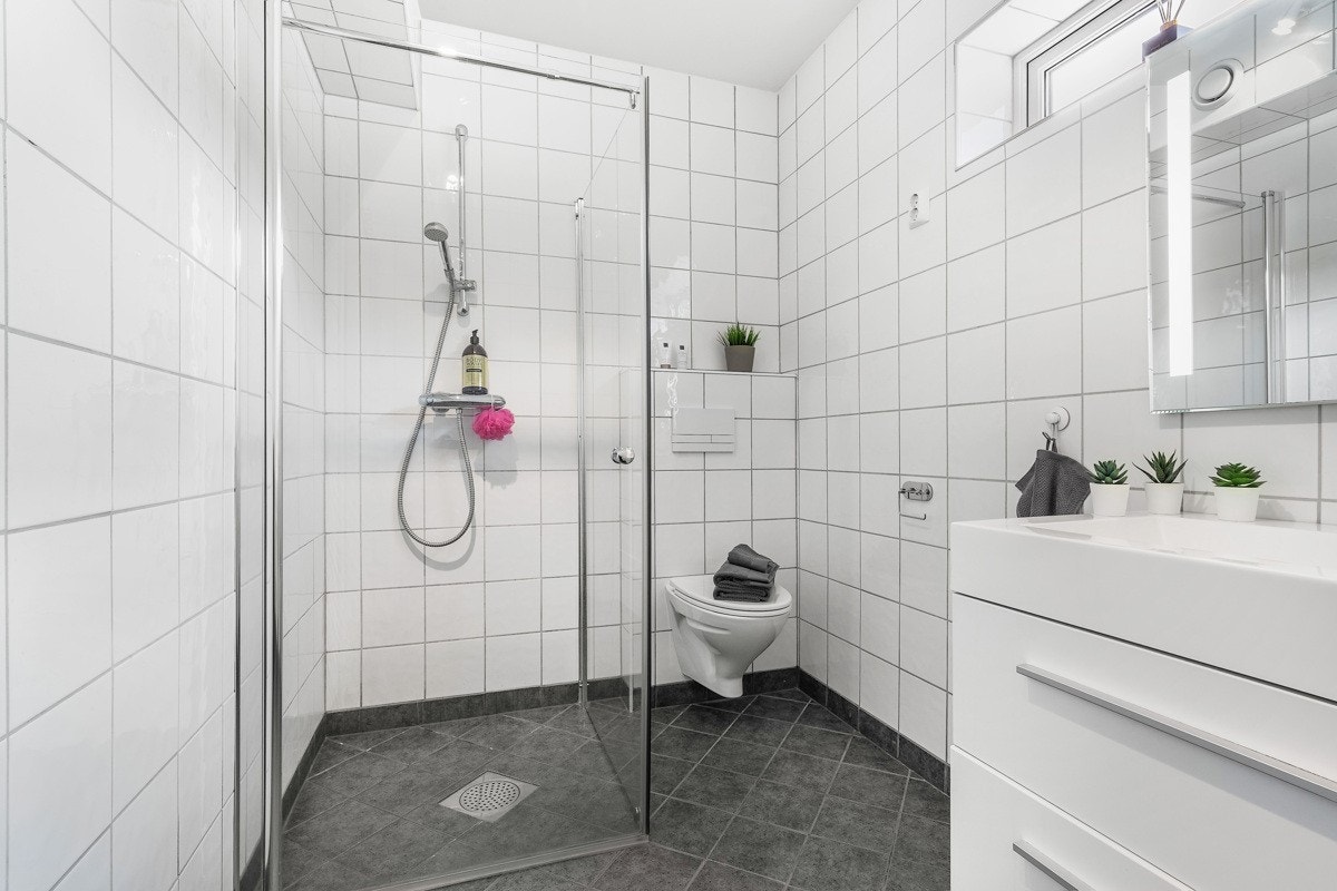 Pent helfliset bad med varmekabler i gulv og romslig dusj. Galleribilde