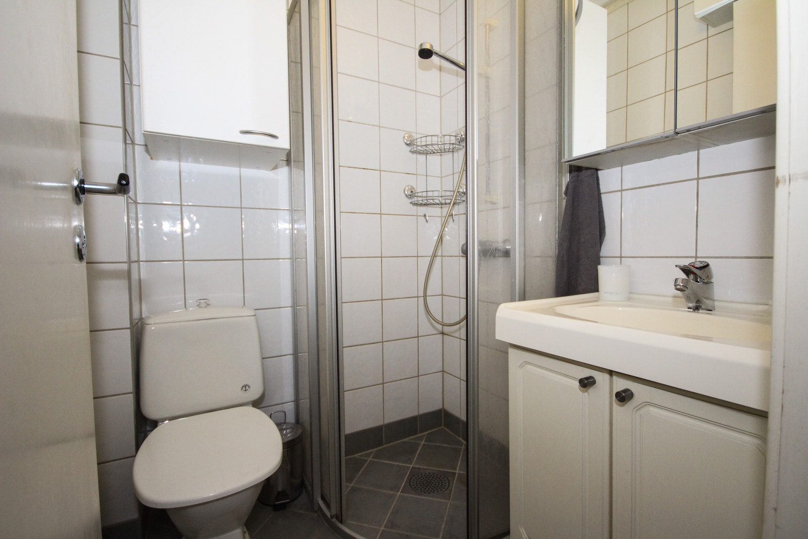 Baderom, med wc, servant og dusjhjørne Galleribilde