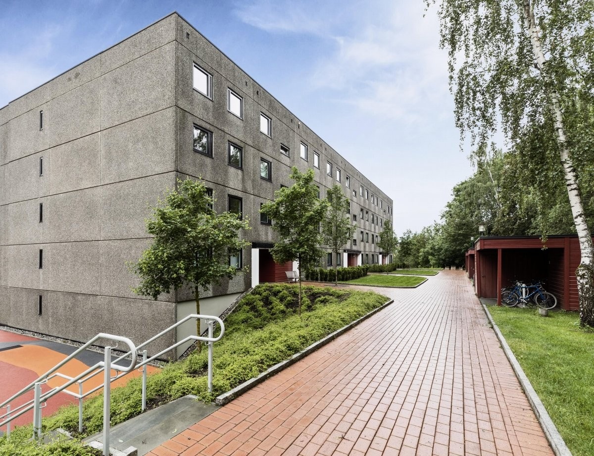 Bilfritt indre område, med sittegrupper og flott grøntanlegg. Galleribilde