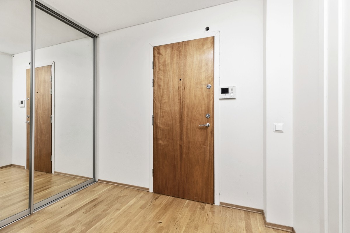 Entré med god plass til oppbevaring av klær og sko i stort skyvedørskap. Galleribilde