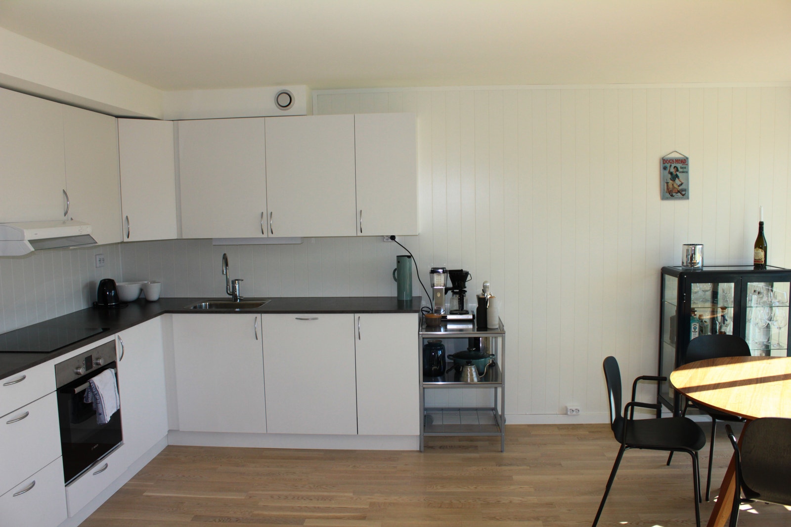 Åpent og lyst kjøkken Galleribilde