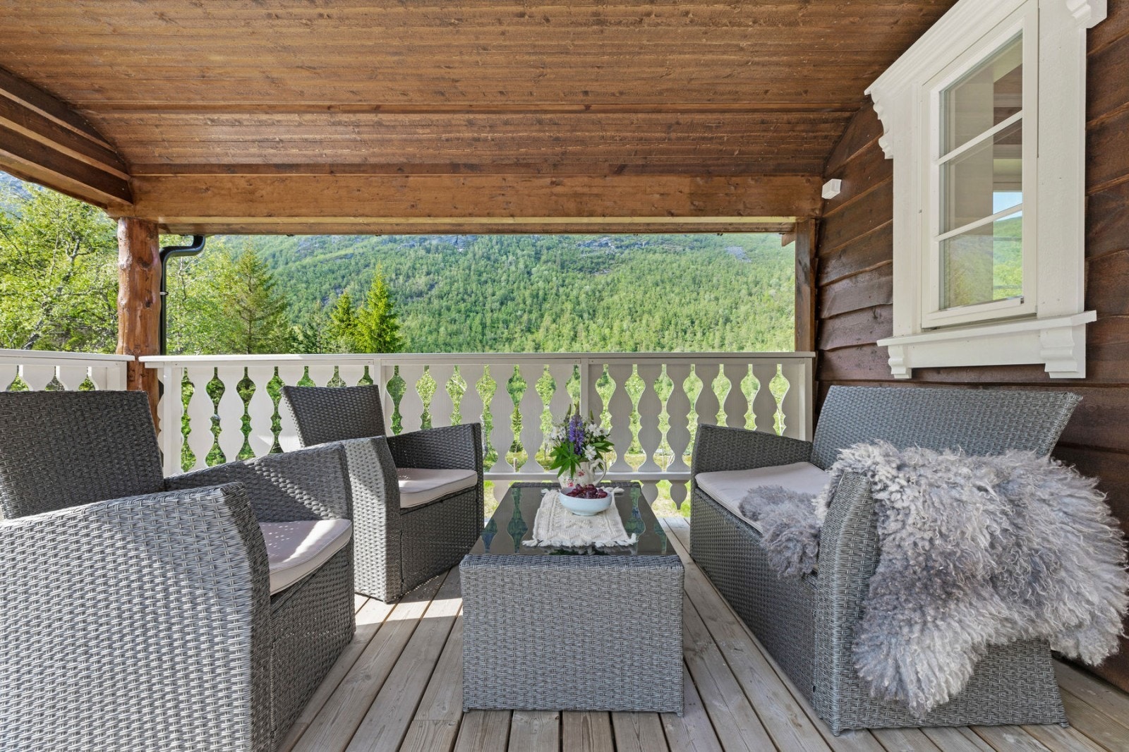 Verandaen har takoverbygg. Galleribilde