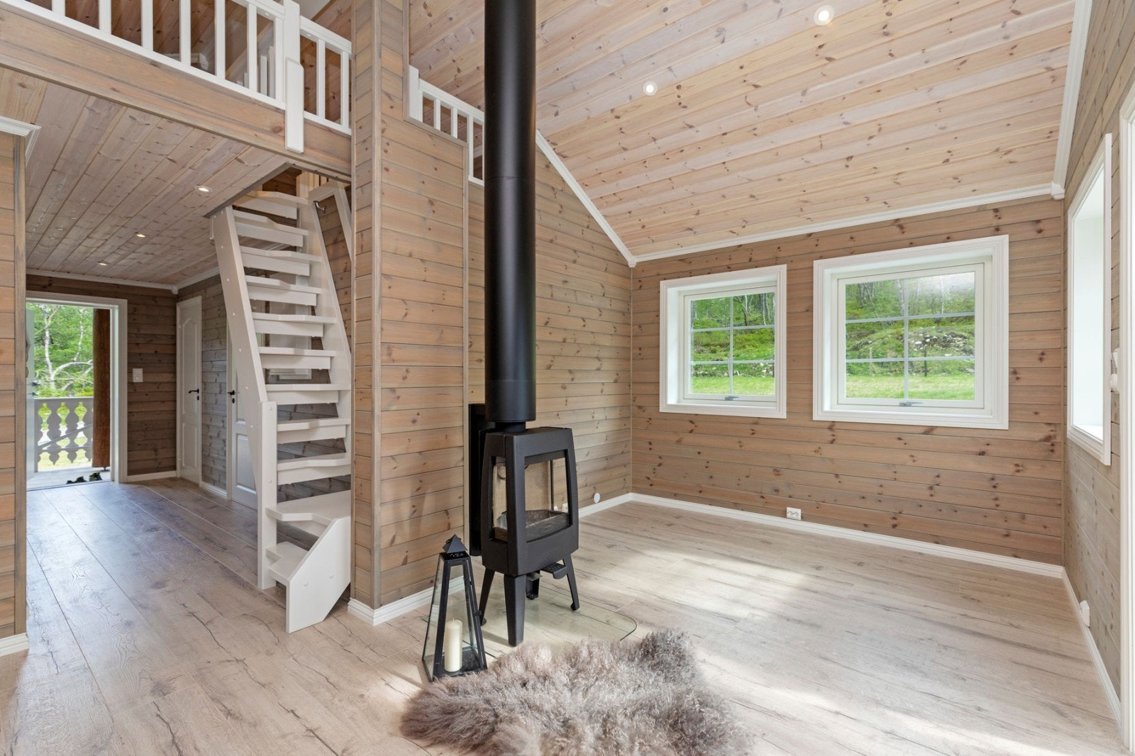 Vedfyring på stuen. Galleribilde